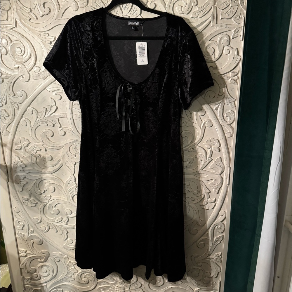 Torrid Goth Velvet burnout scull Dress size 2 NWT.